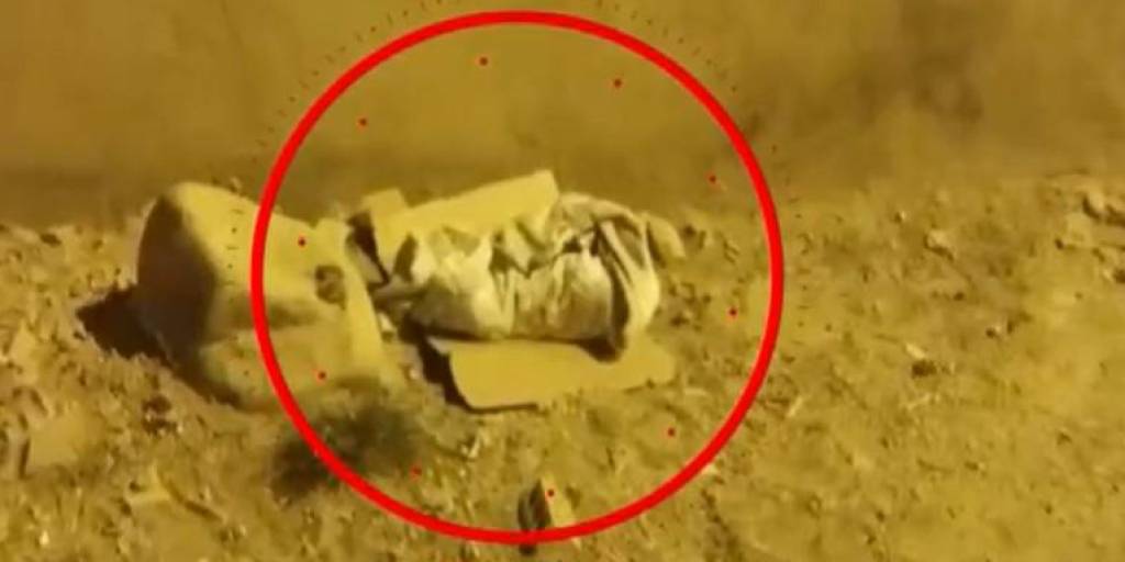 Sobre un pedazo de cartón, así fue abandonada una recién nacida en un lote baldío en El Alto