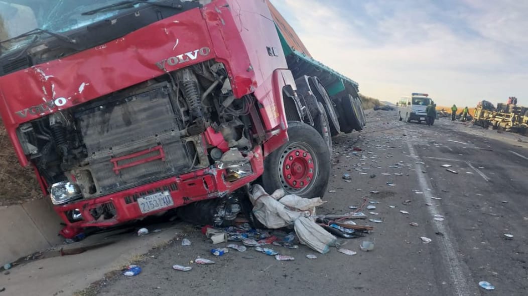 Choferes salen ilesos de entre los ‘fierros retorcidos’ tras choque frontal de camiones