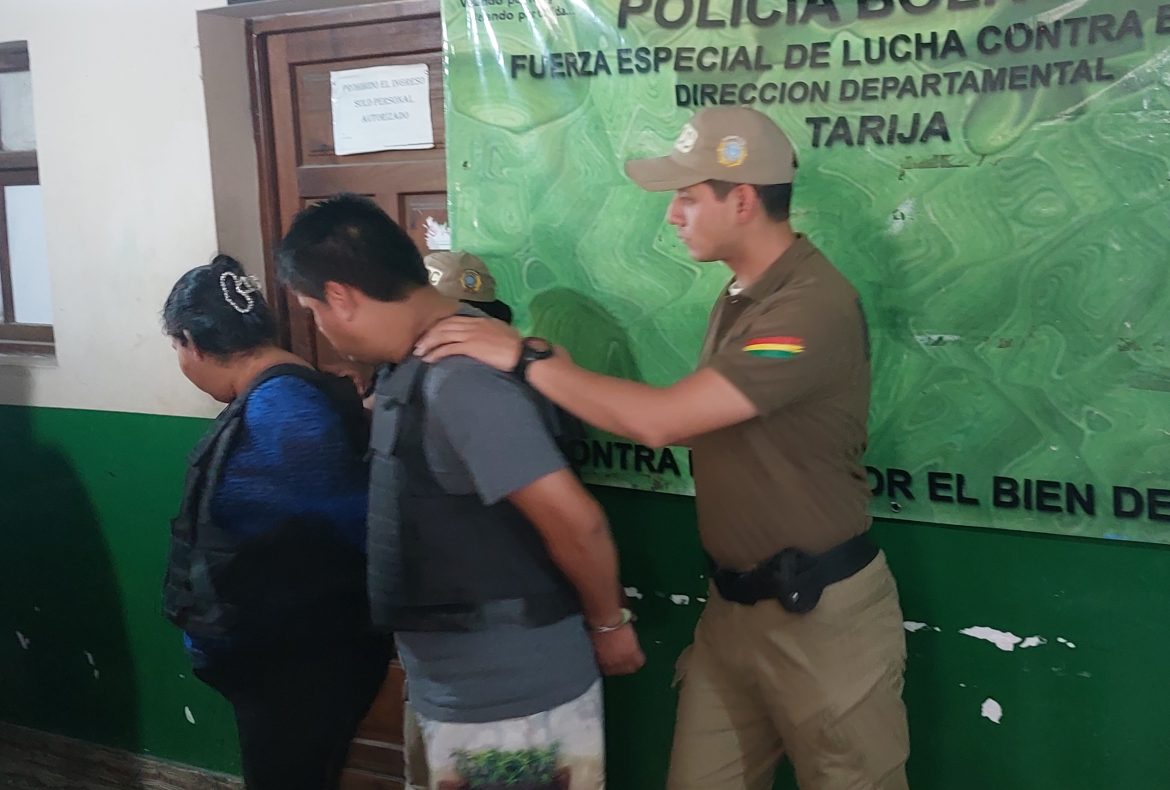 Policía aprehende a dos personas por receptar y vender celulares robados