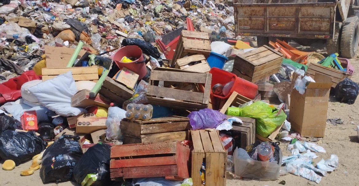Municipio procede a destruir más de 580 kilos de productos comestibles comisados