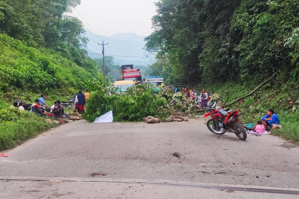 Bloqueo en la carretera nueva entre Cochabamba y Santa Cruz provoca una fila kilométrica de vehículos