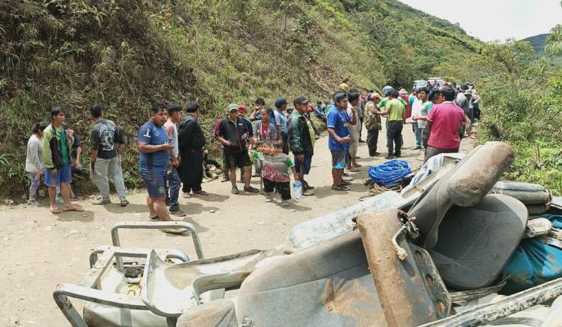 Seis muertos y siete heridos tras la caída de un minibús a un barranco en la carretera a los Yungas