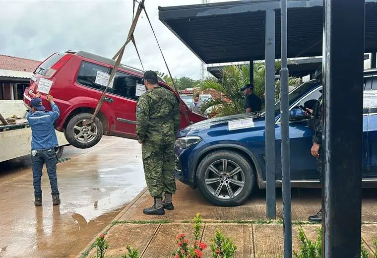 La Felcn allana condominio en Beni y traficante buscado huye con su pareja, una ex reina de belleza