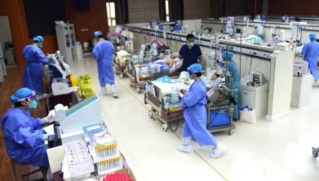 Varios hospitales en China están desbordados por la rápida expansión de una enfermedad respiratoria entre niños
