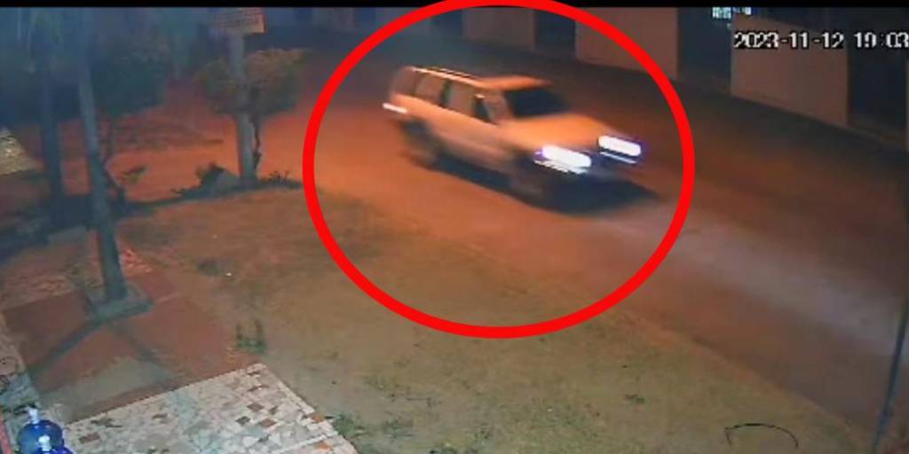 Cámara captó al vehículo que huyó luego de arrollar y matar a un niño tras subirse a la acera