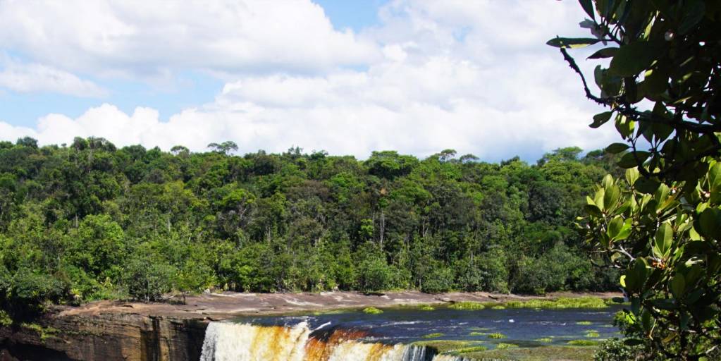 Rescatan a los militares supervivientes del accidente de un helicóptero en Guyana