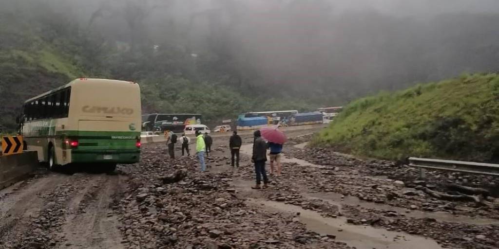Nuevos derrumbes en El Sillar afectan la circulación de vehículos en la ruta Cochabamba – Santa Cruz