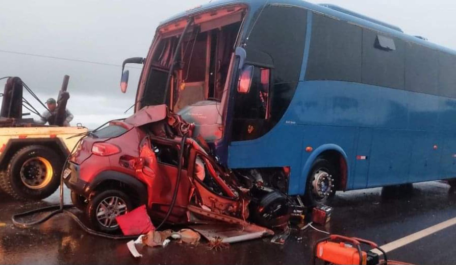 Vehículo choca frontalmente contra un bus boliviano y fallecen cuatro personas en Brasil