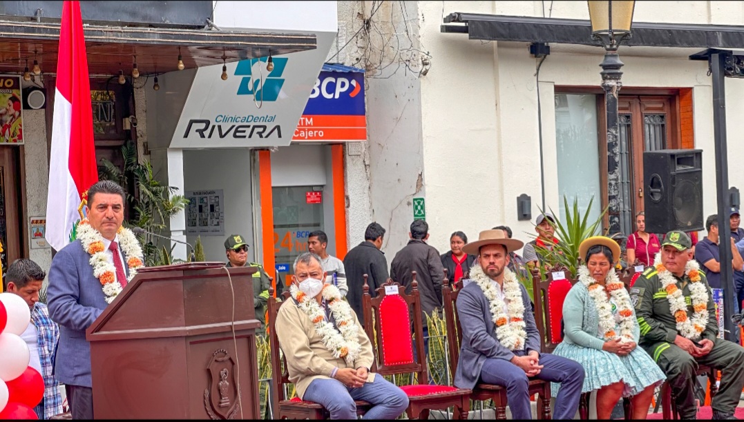 Alcalde de Tarija entrega 13 camionetas a la Policía para seguridad ciudadana