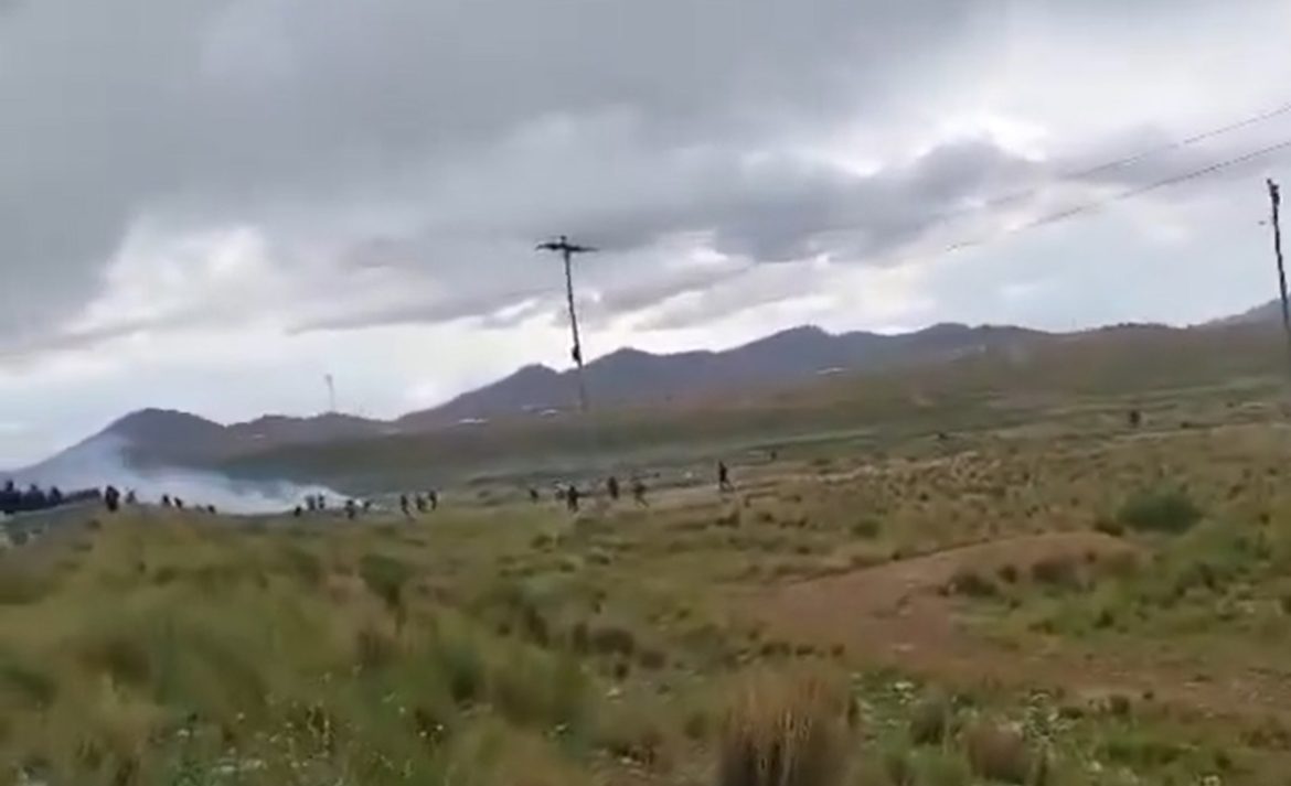 La Policía interviene un bloqueo en Caracollo; el Gobierno justifica y denuncia uso de dinamita