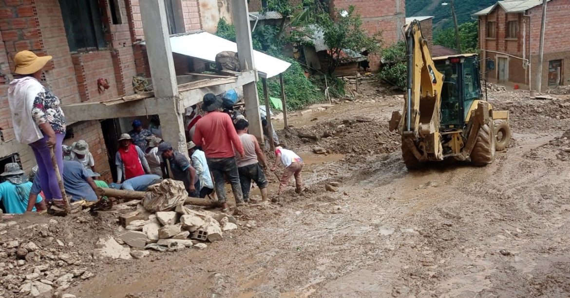 Evacúan a familias afectadas por deslizamiento en La Asunta y trabajan en estabilización de la zona