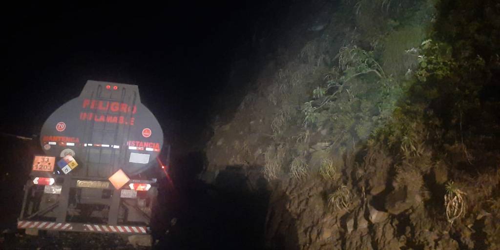Rocas caen sobre una cisterna en la carretera antigua Santa Cruz- Cochabamba y tres personas quedan heridas