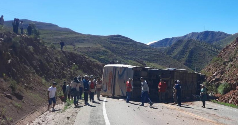 Reportan que un bus de transporte interdepartamental sufrió un vuelco en la vía Cochabamba – Oruro