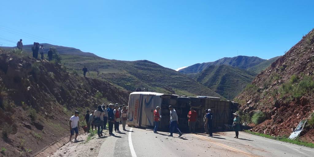 Un muerto y varios heridos en accidente de un bus en la carretera Cochabamba-Oruro