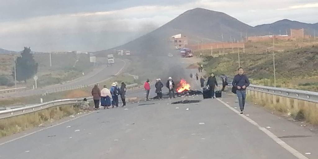 Reactivan bloqueo en la ruta La Paz- Oruro tras enfrentamiento entre movilizados y Policías que dejó heridos