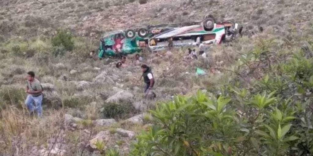Embarrancamiento en la carretera que une Cochabamba y Sucre: confirman tres muertos y más de una docena de heridos