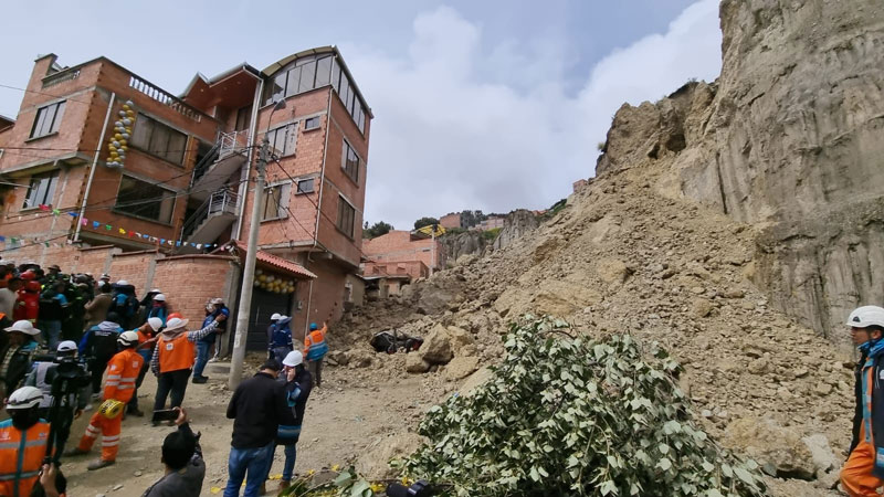 Deslizamiento causa alarma en una zona paceña; hay vehículos y casas afectadas