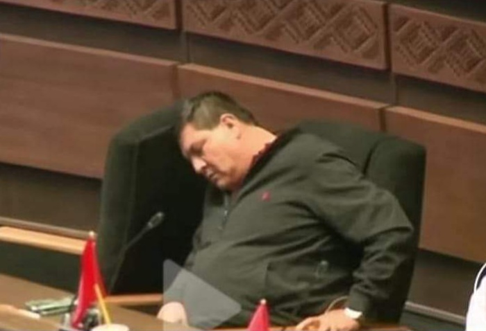 Diputado del MAS que se durmió en sesión fue denunciado ante la Fiscalía por agresión física
