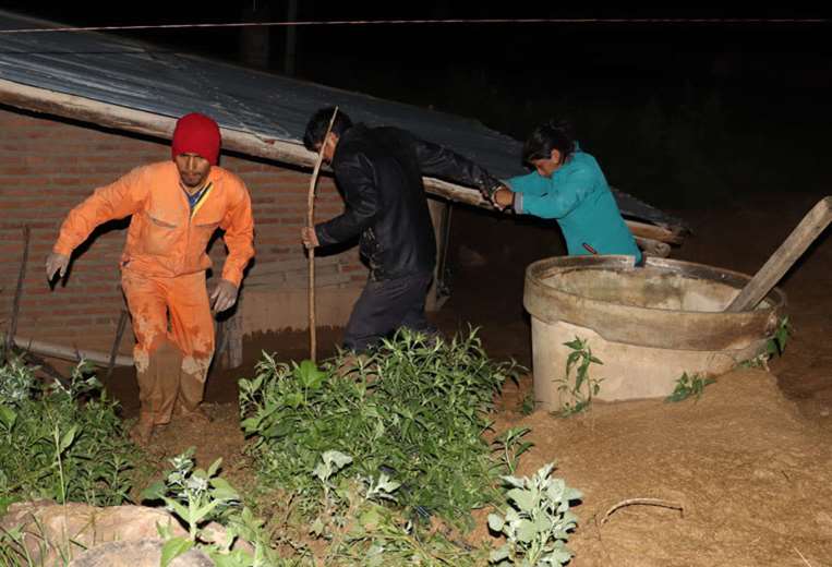 Dos lagunas rebalsan en Sacaba, generan una mazamorra y entierran a más de 10 viviendas