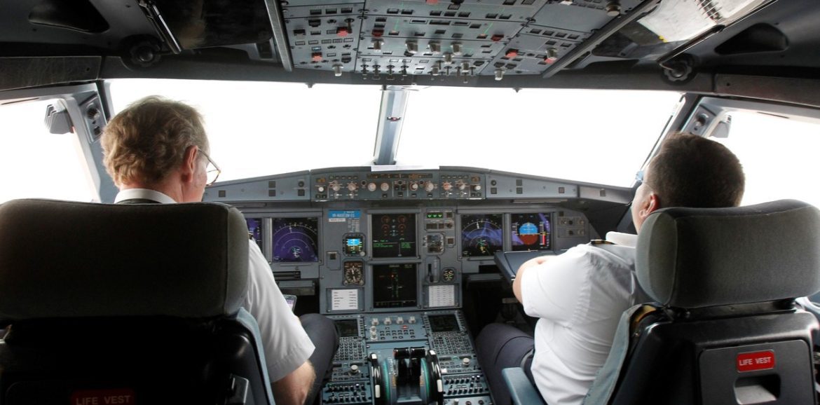 Peligro en el aire: un piloto y su copiloto se durmieron a la vez en pleno vuelo