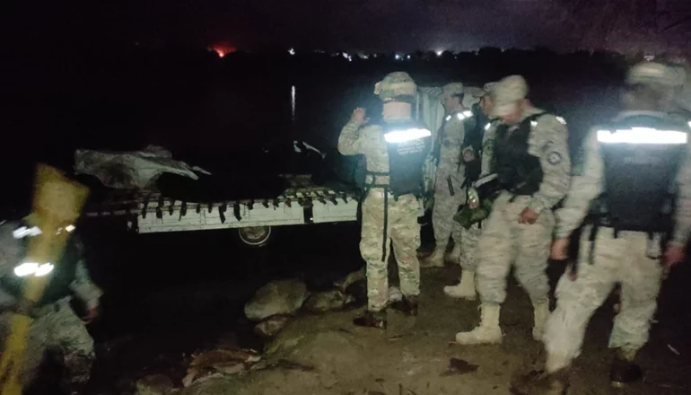 ¡Se lanzaron al agua! Militares sufren agresiones de gomoneros en Bermejo