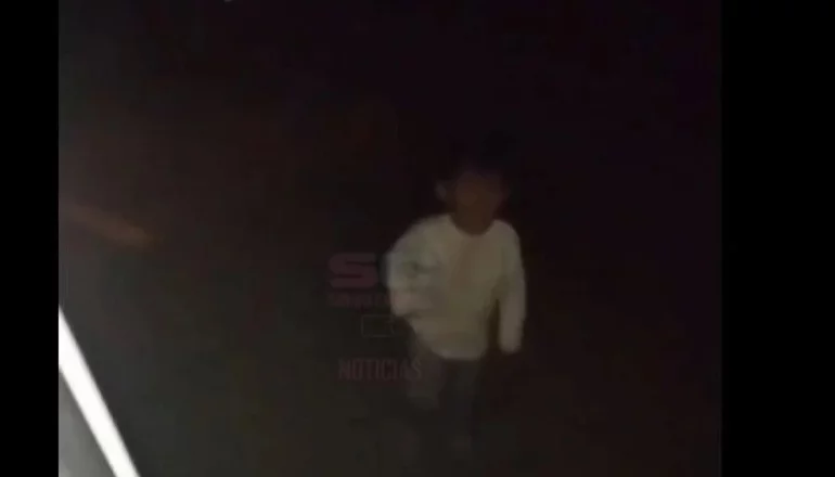¡Estaba descalzo y sin abrigo! Rescatan a niño de 1 año que caminaba solo en la carretera