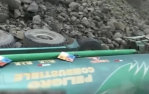 ¡Terrible! Cisterna con diésel volcó por el deslizamiento de rocas en la ruta a los Yungas