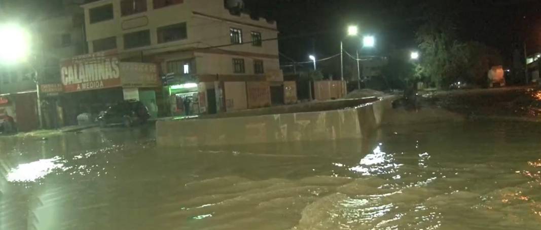 Lluvia en Cochabamba causó un nuevo desborde de río y el agua inundó calles y viviendas