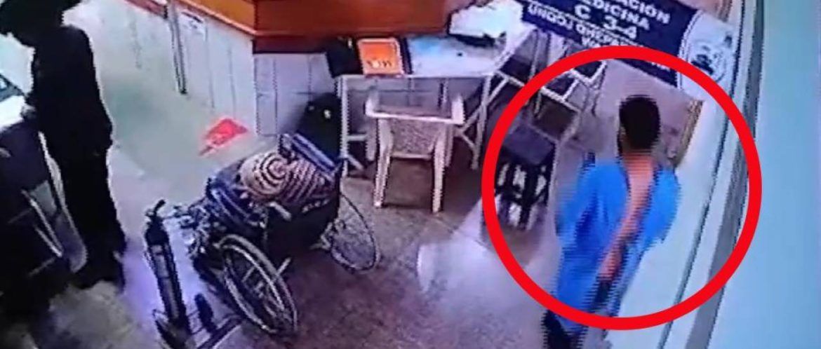 Cámaras captaron el momento en el que el reo escapa caminando de un hospital de Quillacollo