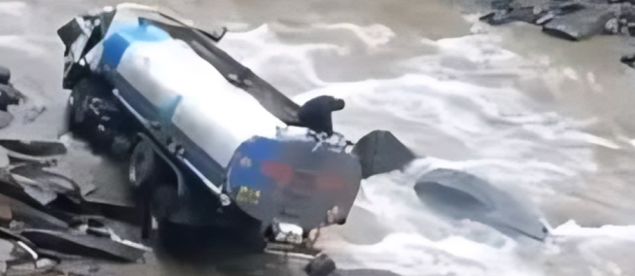 Chofer pierde el control de una cisterna y cae al río en la ruta a Caranavi
