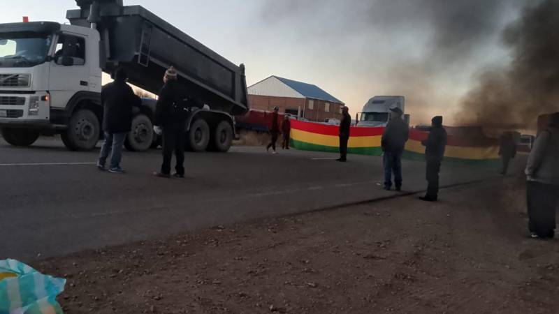 Transportistas bloquean la doble vía La Paz – Oruro y anticipan radicalizar medidas si no hay atención del Gobierno a sus demandas