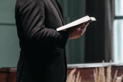 Pastor evangélico es acusado de violar a varias adolescentes en su iglesia en Riberalta