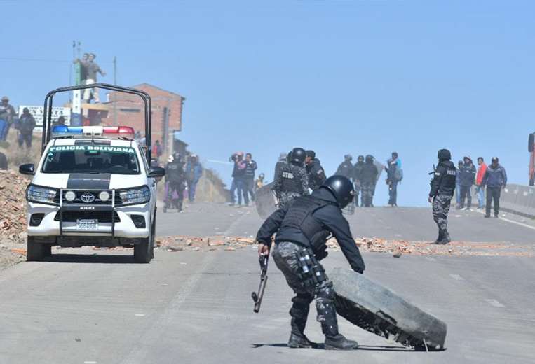 La Policía gasifica a transportistas y desbloquea un punto de conflicto en La Paz