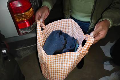 Abandonan a recién nacida dentro de una bolsa de mercado en la puerta de una casa de El Alto
