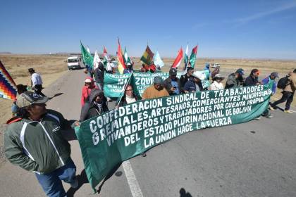 Marcha de gremiales avanza hacia La Paz para exigir abrogación de leyes y renuncias en la Aduana e Impuestos