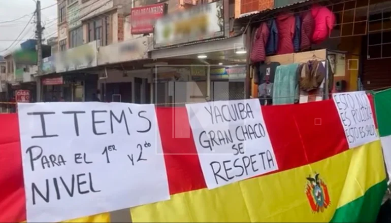 “Es indefinido”: Profesionales de salud bloquean la frontera en Yacuiba exigiendo ítems