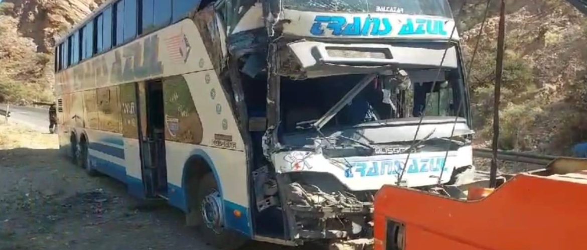 Un bus y un camión chocan en la ruta Oruro – Cochabamba dejando varias personas heridas