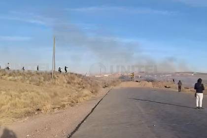 Policía gasifica e interviene el bloqueo en Caracollo, en la carretera La Paz- Oruro