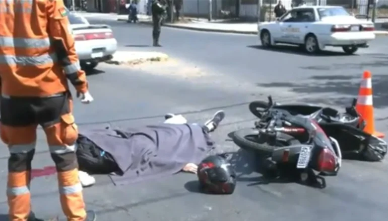 Motociclista muere tras ser impactado por un vehículo; el conductor huyó y abandonó su auto