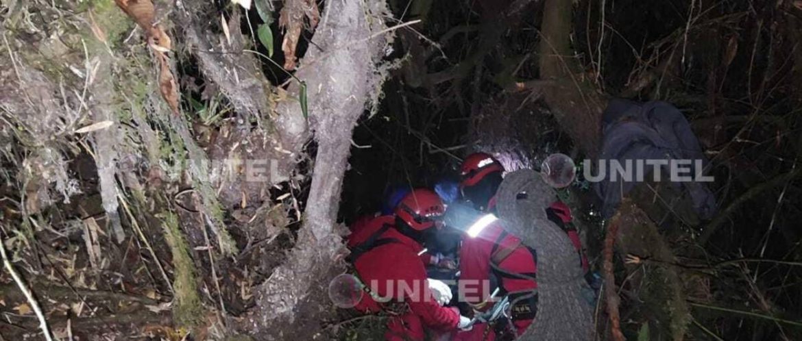 Dos muertos y dos heridos por embarrancamiento de un camión en la carretera Cochabamba-Santa Cruz