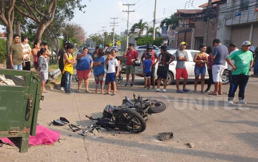 Santa Cruz: Fatal accidente deja a un motociclista muerto y a su acompañante herida de gravedad