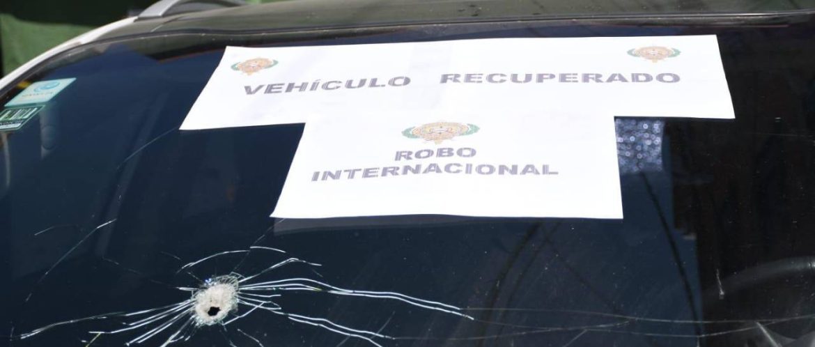Vehículo con reporte de robo en Chile fue hallado en territorio boliviano con un orificio de proyectil en el parabrisas