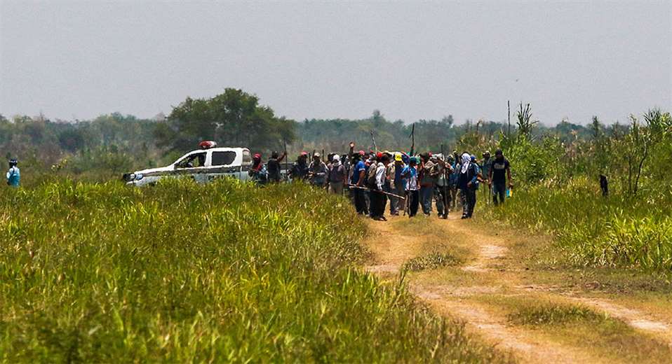 Avasalladores cercaron a policías, los dejaron sin comida y ahora duermen en el suelo