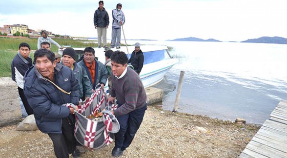 Una lancha se hunde en el lago Titicaca y cinco integrantes de una familia pierden la vida