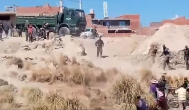 Bagalleros se enfrentan con gendarmes argentinos en la frontera