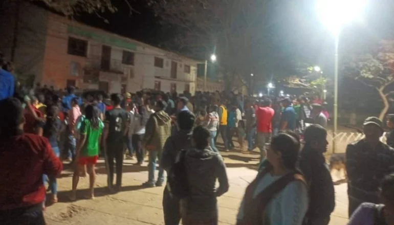 ¡Al cepo y con el cuerpo de su víctima en frente! Así castigaron a los asesinos de un comerciante en Apolo