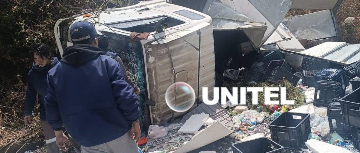 Un muerto y dos heridos por la caída de un camión a un barranco en La Paz