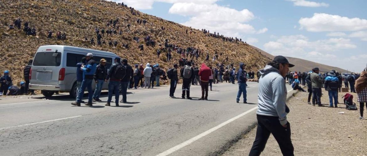 Evistas y arcistas se enfrentan en plena carretera Oruro – La Paz