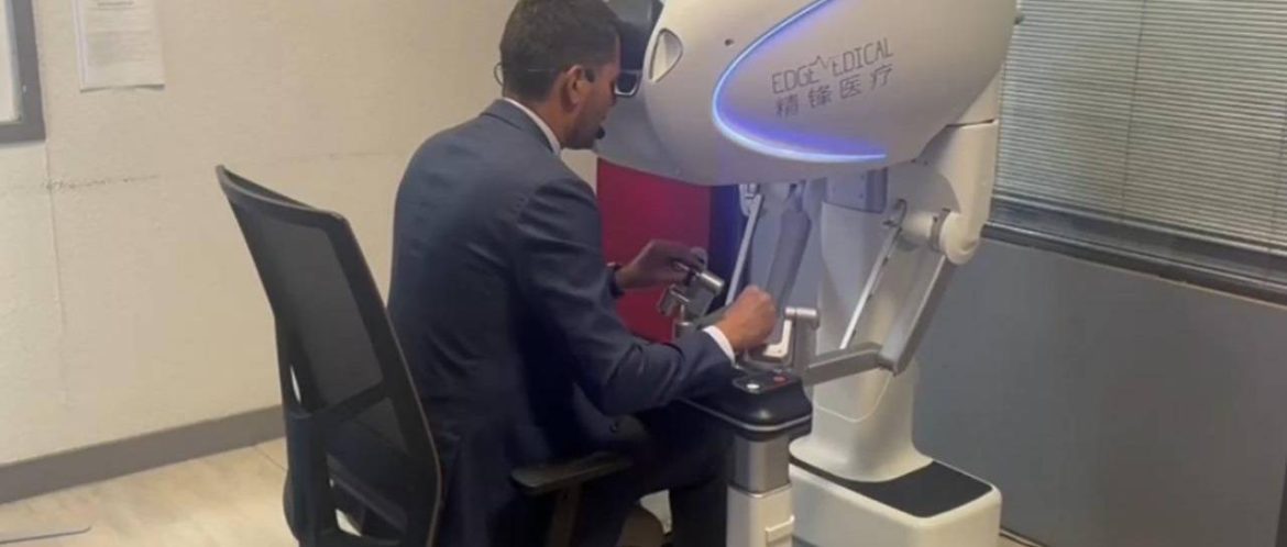  Médico extirpa un tumor a más de 8.000 kilómetros de distancia de su paciente aplicando cirugía robótica