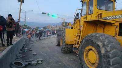 Contingente Policial y maquinaria pesada se dirigen hasta los bloqueos en Parotani